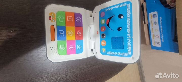 Музыкальная книга, микрофон и детский ноутбук