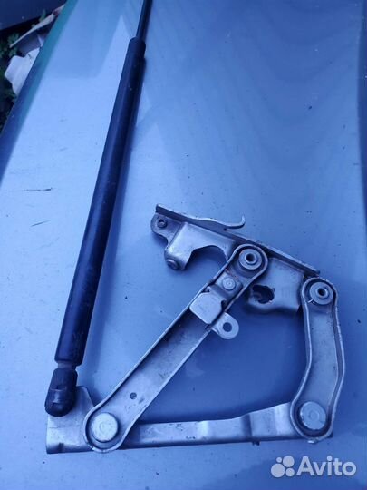 Петля капота правая/леваяамортиз Мерс 2118800228PW