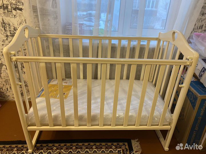Детская кроватка с маятником