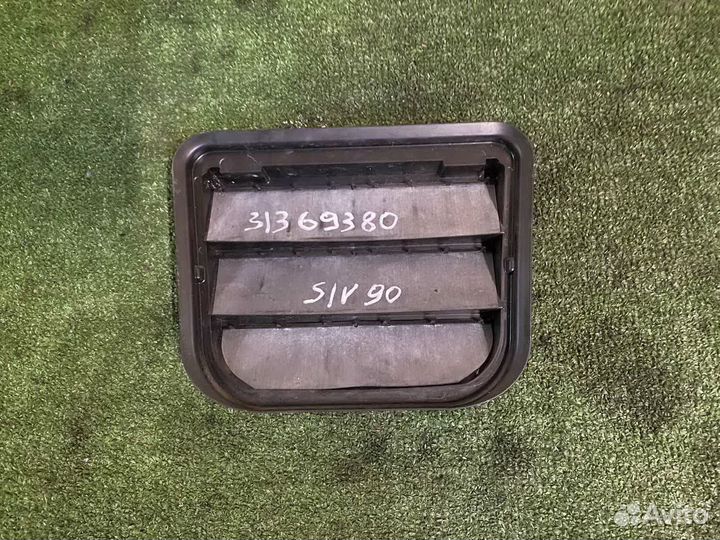 Volvo XC90 2015- решетка вентиляции заднего крыла