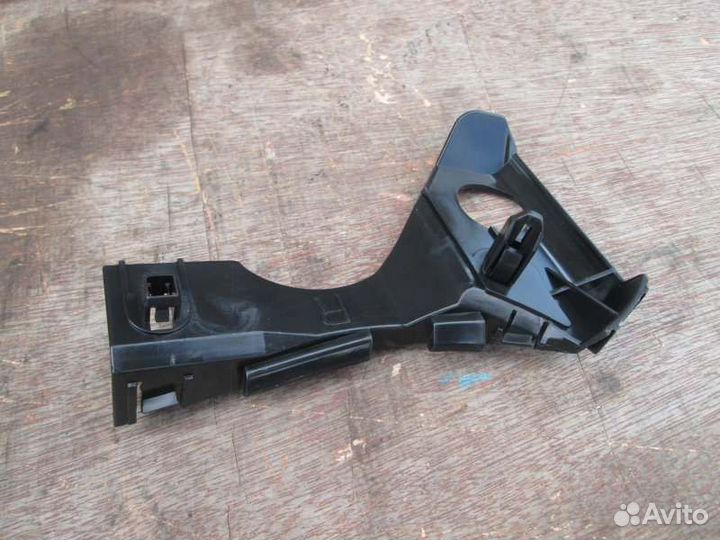 Крепление бампера переднее правое Toyota Corolla