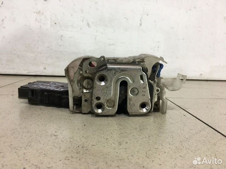 Замок двери передней левой