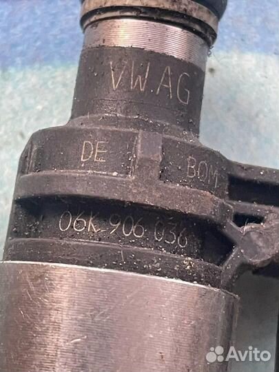 Форсунка топливная бензиновая 06K906036