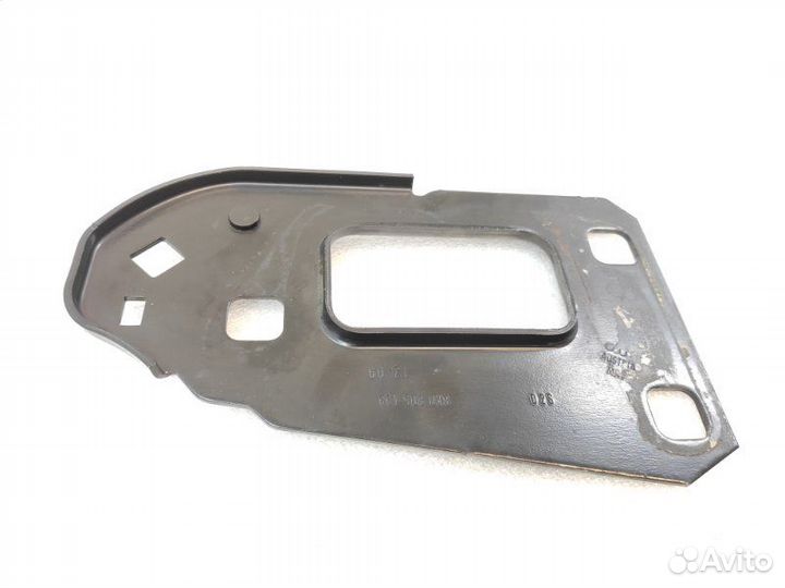 Кронштейн усилителя бампера передний левый Audi A4