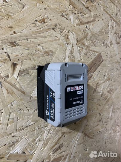 Настенный держатель аккумулятора