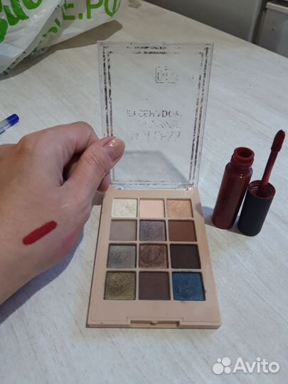 Палитра теней и помада NUK