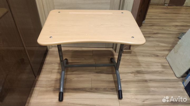 Школьная парта и стул