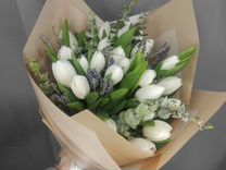 Букет из 25 белых тюльпанов с лавандой и эвкалипто