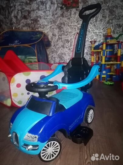 Машинка каталка с ручкой
