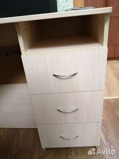 Угловой компьютерный стол