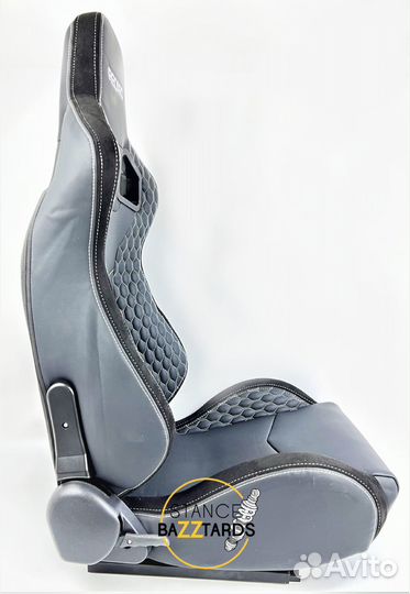 Сиденье спортивное полуковш Recaro кожа, узор соты