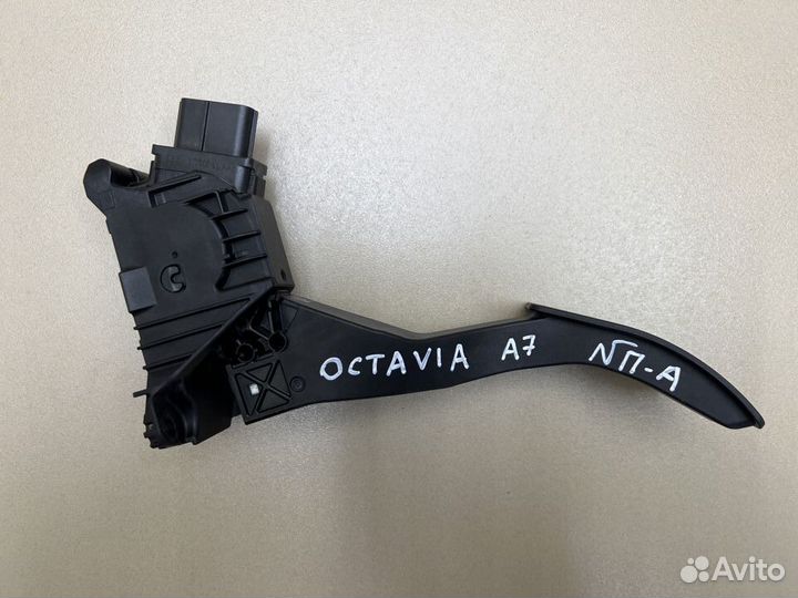 Педаль газа Skoda Octavia A7
