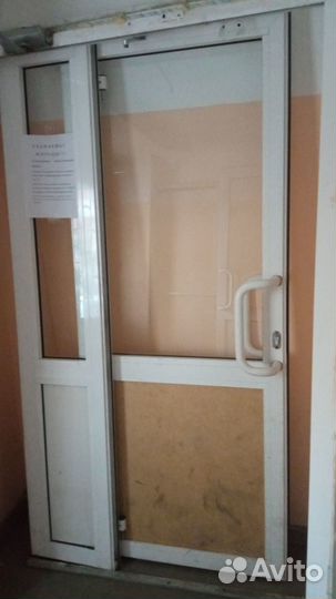 Дверь пластиковая, входная