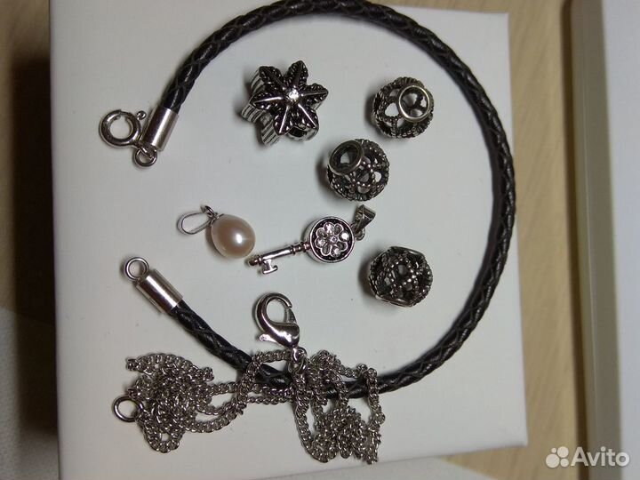 Кожаный браслет с шармиками