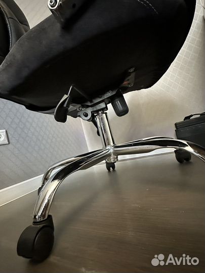 Компьютерное офисное кресло руководителя