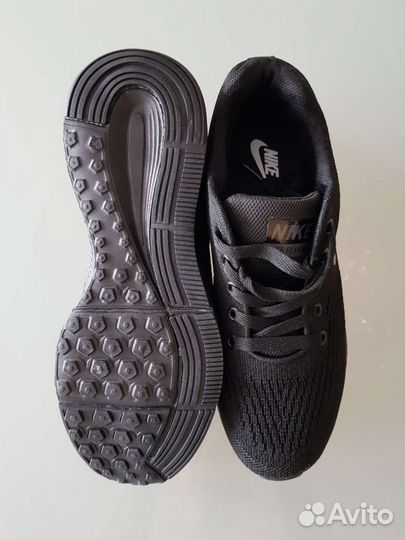 Кроссовки Nike 42/43 новые