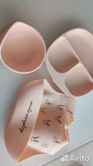 Детская посуда и слюнявчик