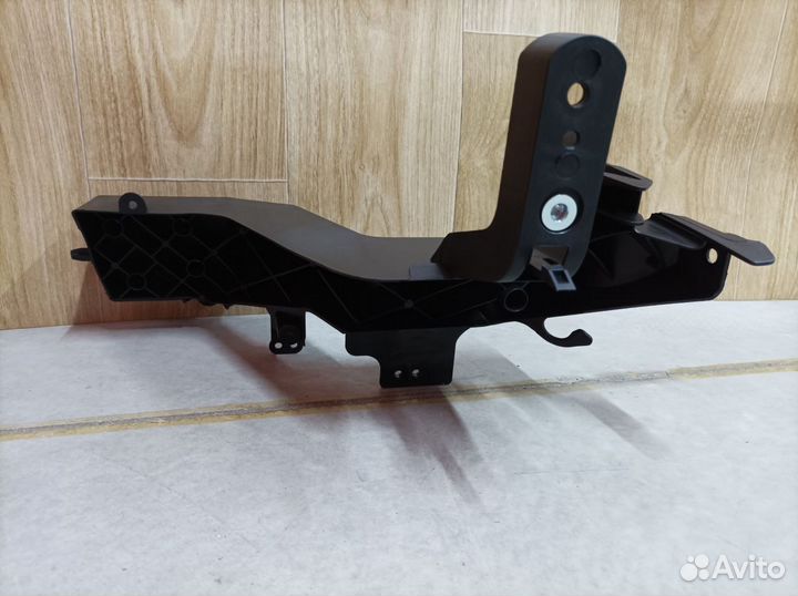 Кронштейн фары правой Jeep Grand Cherokee вк2 2010