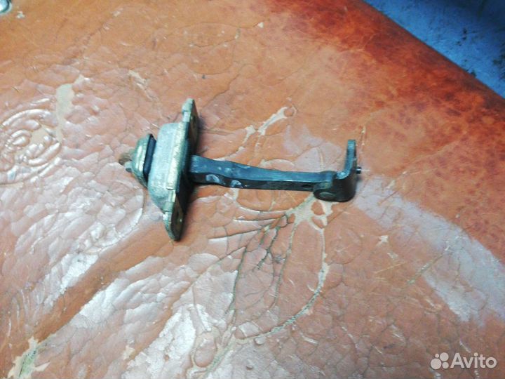 Ограничитель двери Киа Рио 1