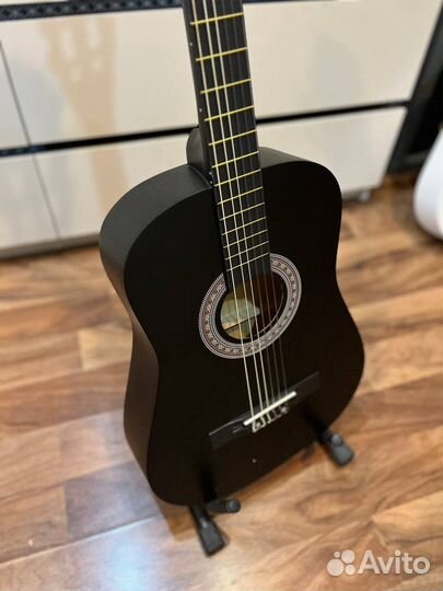 Черная классическая гитара