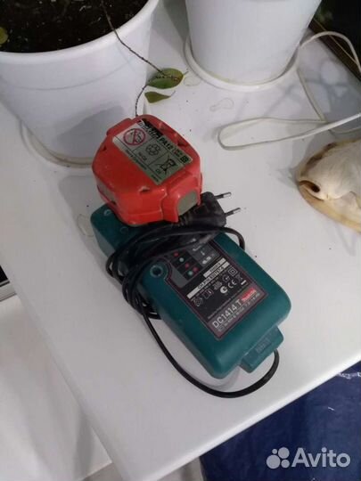 Зарядное устройство и аккумулятор Макита