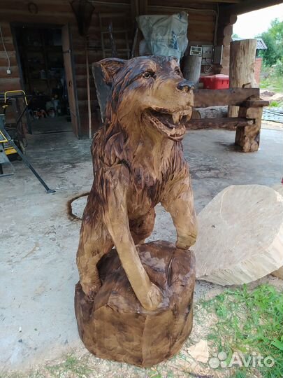 Скульптура из дерева Волк