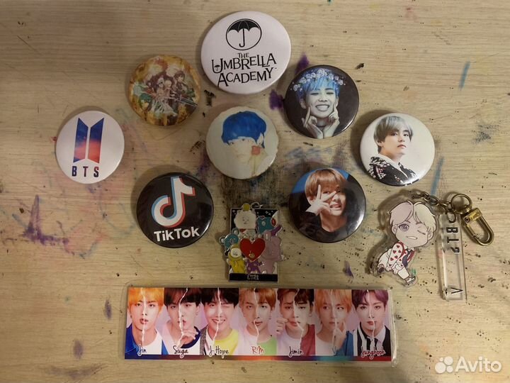 Значки, брелоки, закладка bts, genshin, тик ток