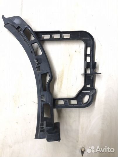 Направляющая заднего бампера правая Passat B7