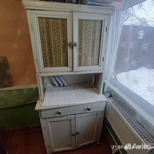 Старинный антикварный шкаф буфет