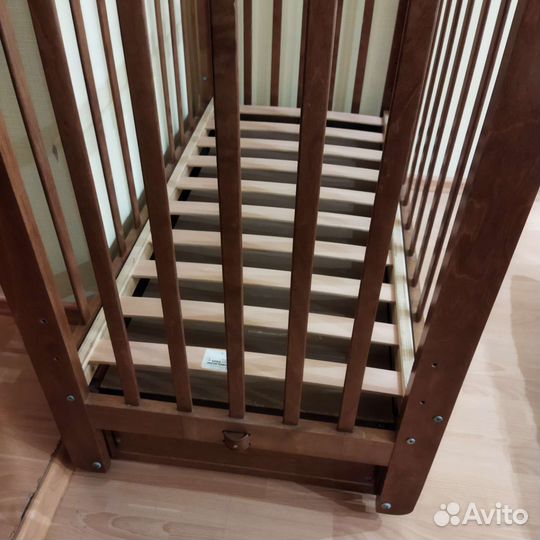 Детская кроватка с поперечным маятником
