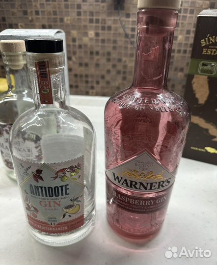 Пустые бутылки, коробки от рома, джина