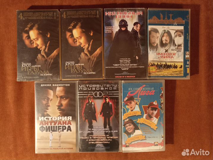 Видеокассеты VHS с фильмами в пластиковых боксах
