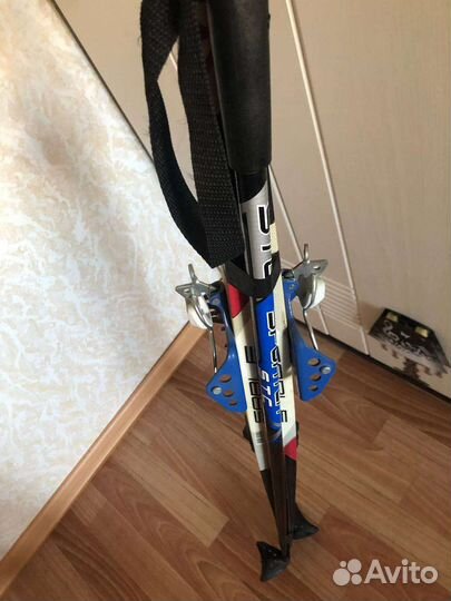 Лыжи с палками и ботинками