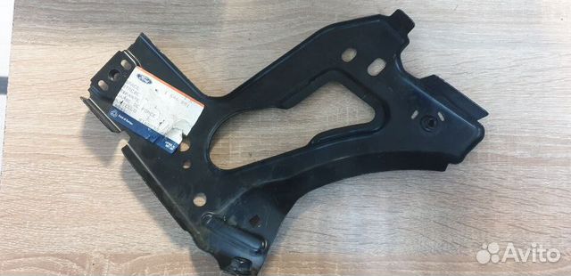Кронштейн брызговика RH Ford Focus 2