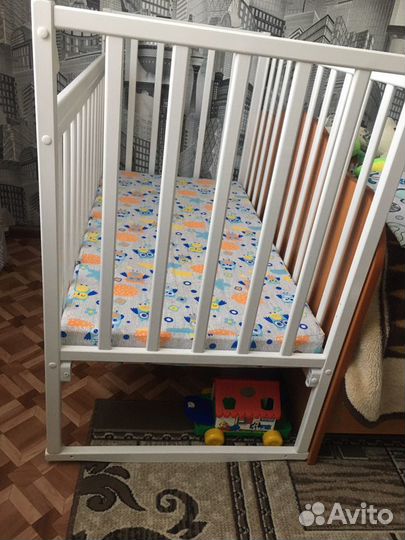 Детская кроватка с маятником