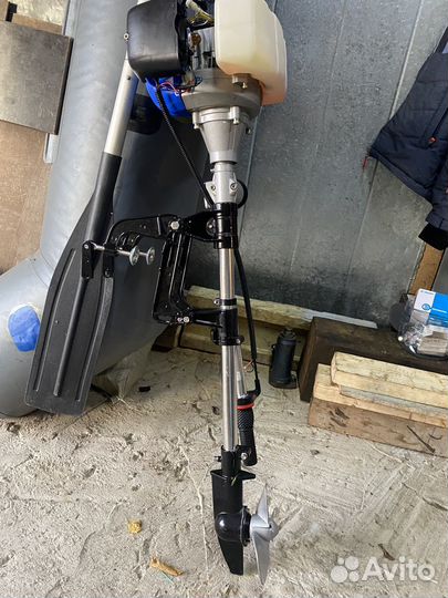 Надувная лодка с мотором