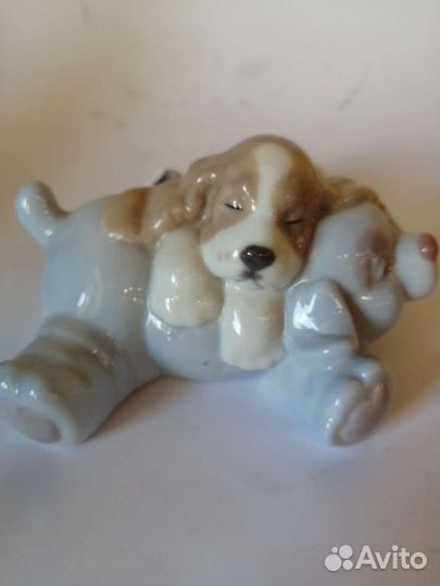 Статуэтка щенок с игрушкой NAO by liadro Испания