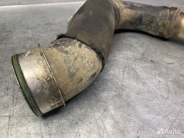 Патрубок интеркулера Volkswagen Touareg 2002-2010