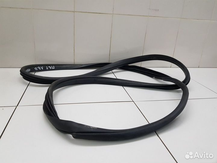 Уплотнитель проема передней левой двери