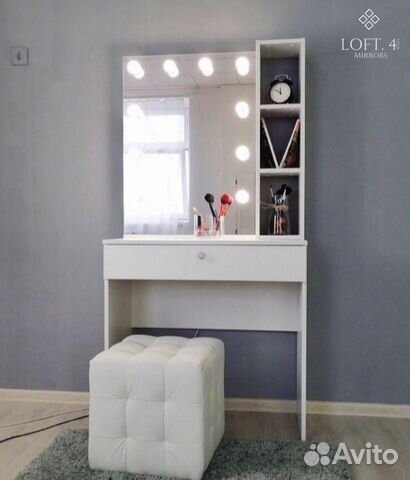 Туалетный столик с зеркалом