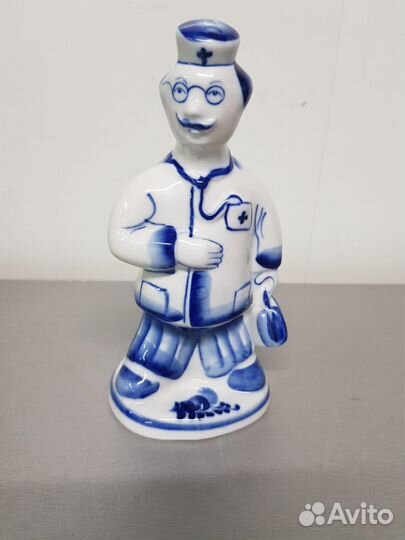 Статуэтка фарфоровая 