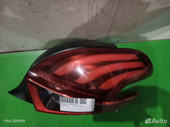 Фонарь правый Peugeot 208