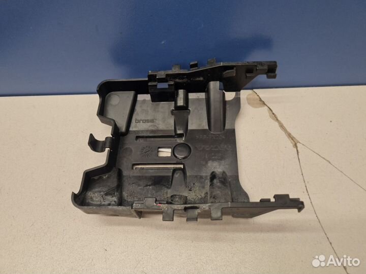 Защитный кожух замка задней двери Volvo V90 Cross