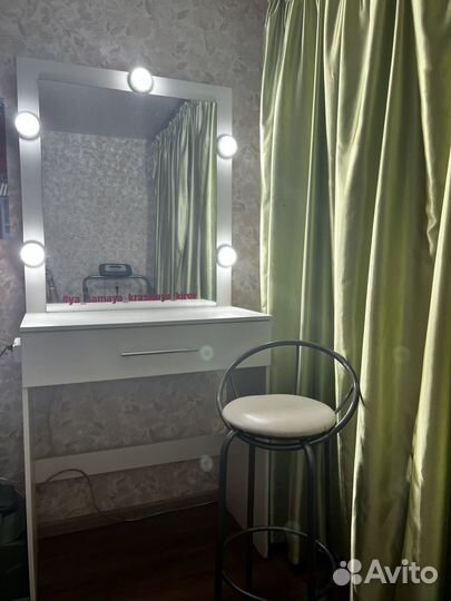 Столик для макияжа с зеркалом