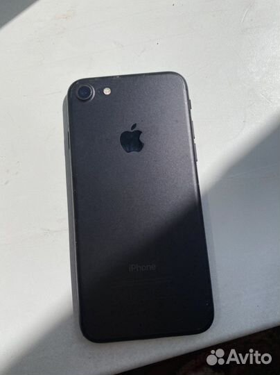 Телефон iPhone 7 32 гб черный