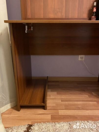 Рабочий стол с полками