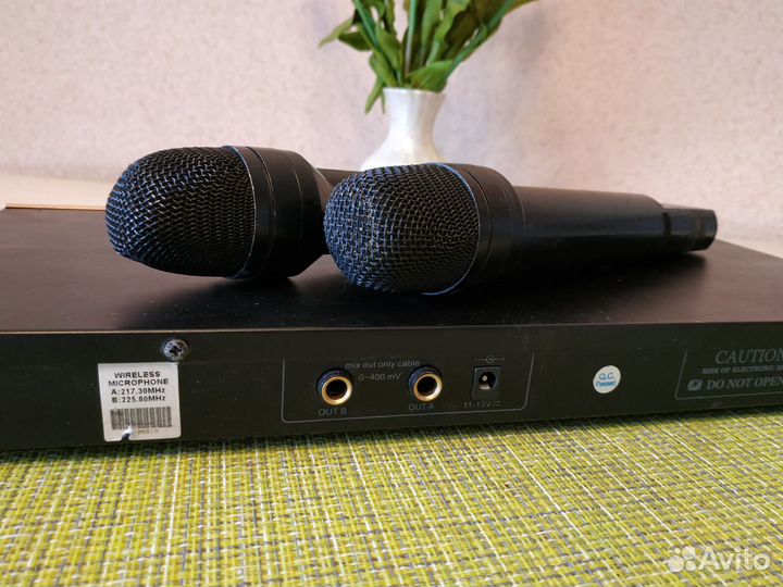 Радиомикрофоны + база Invotone WM210