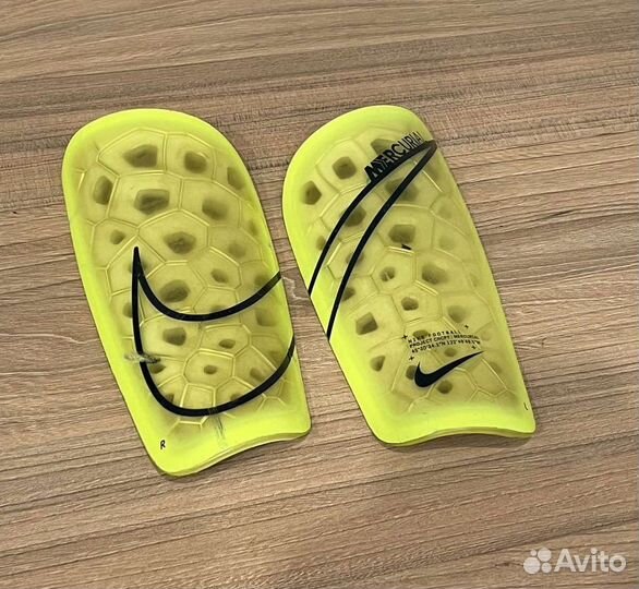 Щитки футбольные nike
