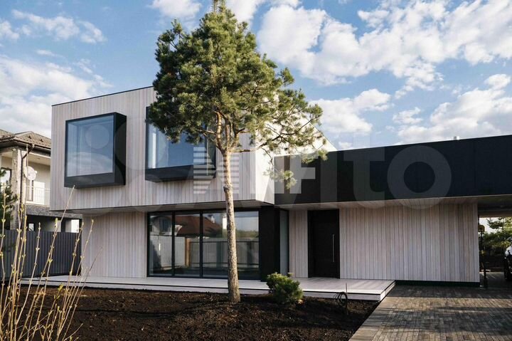 Дом 427 м² на участке 12,1 сот.