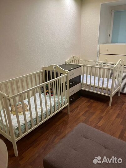Детская кроватка с маятником